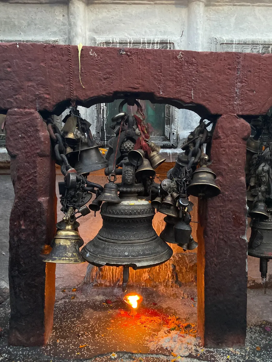 Glocken an einem nepalesischen Tempel